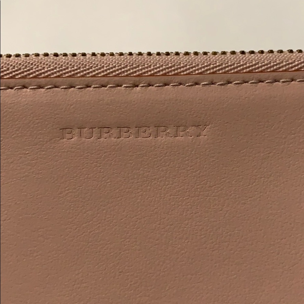 Burberry - Picture 2 of 4